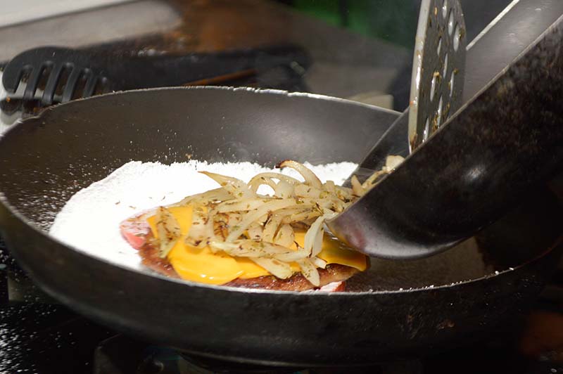 El relleno elegido se echa sobre la masa de tapioca que se cocina sobre la sartén.