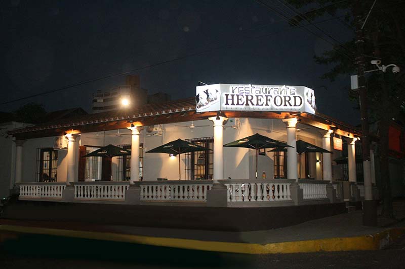El restaurante Hereford, después de 14 años de vigencia en la Expo de Mariano Roque Alonso, se instaló en la tradicional esquina de San José y Juan de Salazar y asoció su tradicional parrilla paraguaya a la antigua y hermosa casona del lugar. 