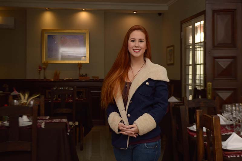 Camila Bernal Lares Harbin, es la gerente propietaria del restaurant Hereford posando en el salón principal de la casona.