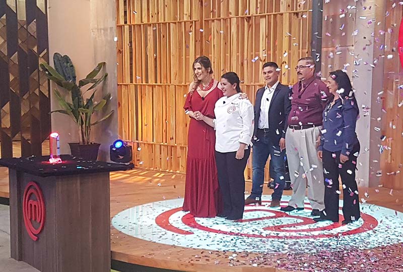 María Liz en el momento de la premiación en el MasterChef Paraguay, acompañada de sus padres y de su novio. Fue la justa y lógica ganadora.