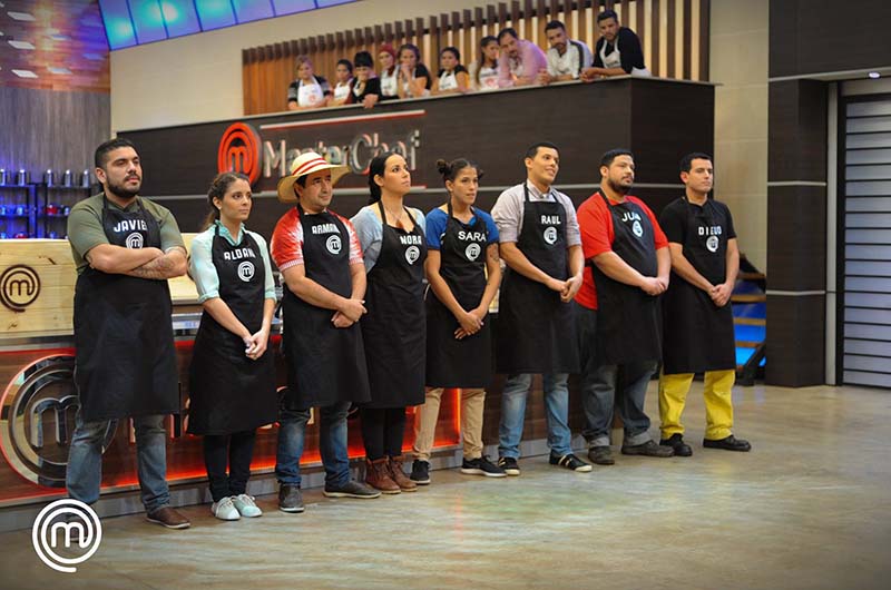 Los concursantes que llegaron a la primera ronda de eliminación. Se fue Javier, el primero de la izquierda. El programa promete mayores competencias gastronómicas. Foto del Facebook oficial.