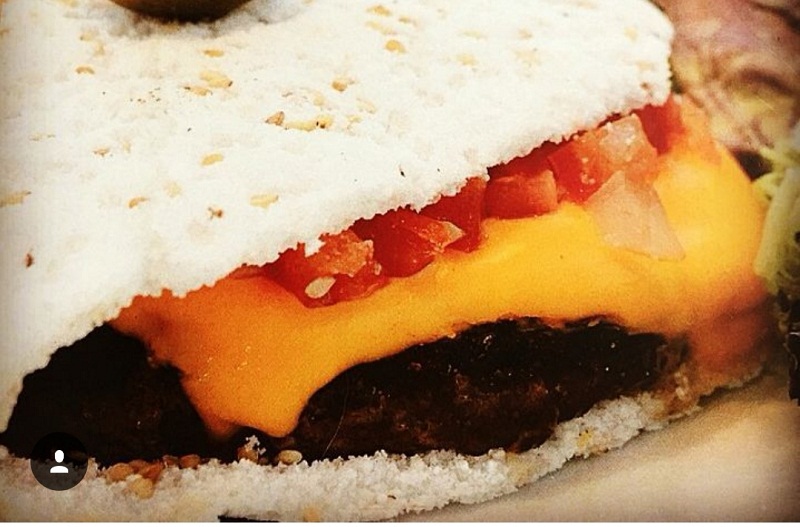 Esta es una hamburguesa que en vez de pan lleva una masa de tapioca. 