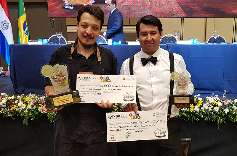 Los dos mejores. A la izquierda el ganador Enrique Garcia y a su lado, Gerardo Wottritch del Bar San Roque quién preparó la mejor caipirinha creativa.