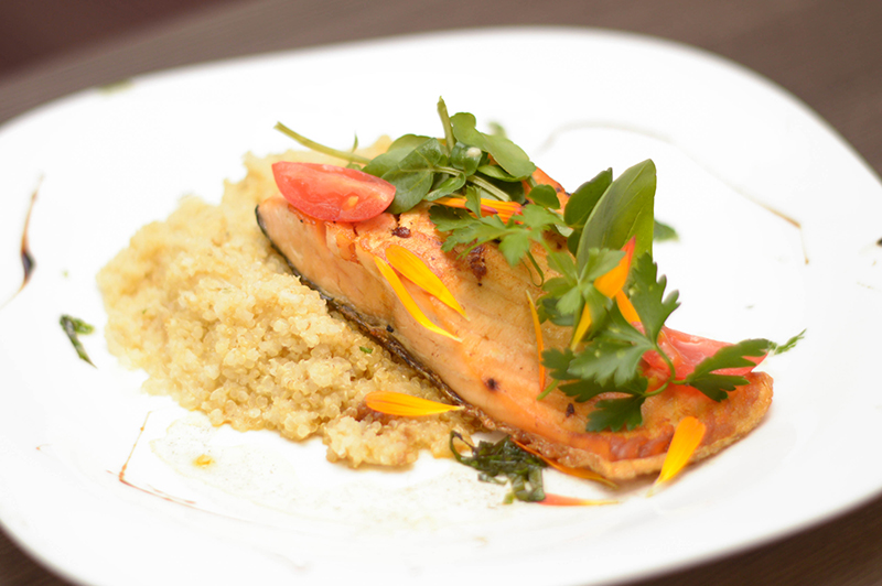 El Hotel Aloft renovó el menú de sus servicios gastronómicos. Aquí vemos un salmón al ron con falso risotto de quínoa. Una de las especialidades que sirven en el restaurante de planta baja.