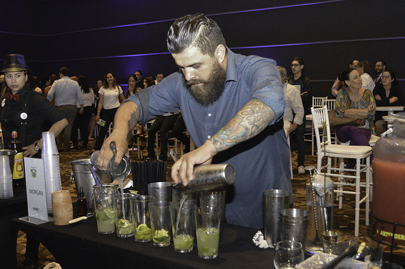 Diego Gaona, bartender de Morgan ganó el año pasado el título de campeón. En la foto de archivo, una muestra de la competencia del 2017.