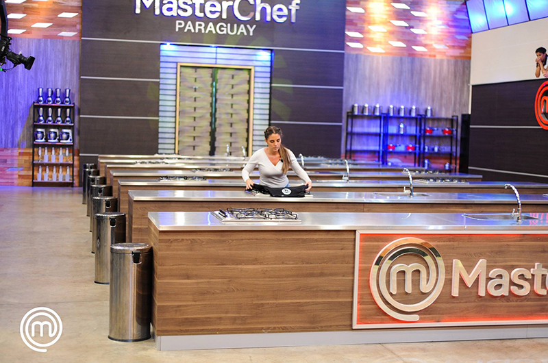Aldana Damelio fue la segunda eliminada del MasterChef, Anoche su risotto no llegó al nivel deseado de cocción ni fue sazonado con amor y cariño. (Foto del Facebook oficial de MasterChef Paraguay).