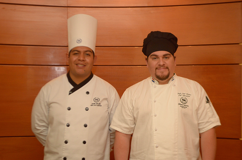 A la izquierda, Hans Balvin, chef del Hotel Sheraton, Lima y Juan José Brítez, chef del Hotel Sheraton Asunción.