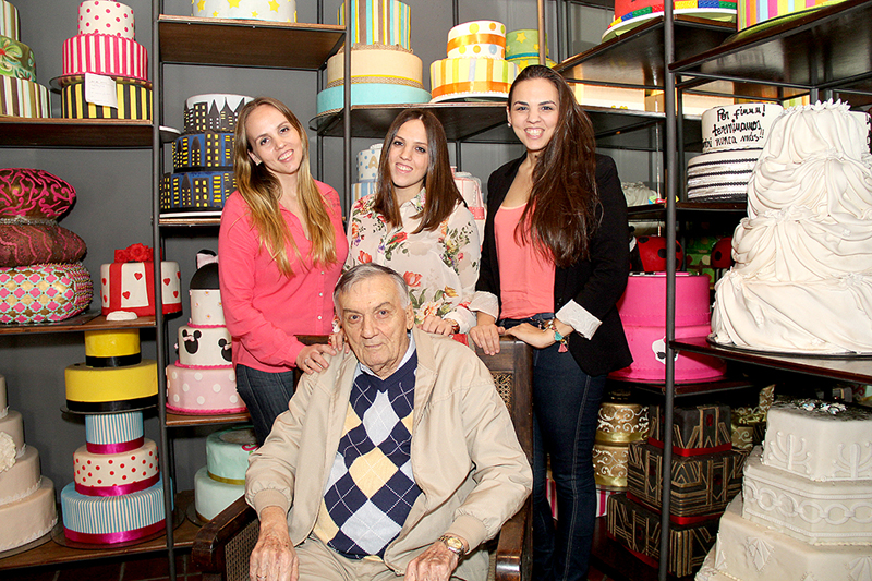 Paolo Pederzani aparece en esta foto de archivo, posando junto a tres de sus hijas, con el entorno de Il Cafe De la Casa Pederzani.