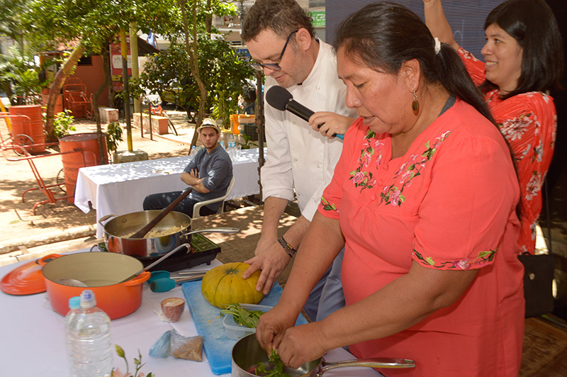 Daniela Benítez, cocinera nivaclé elaborando junto a Rodolfo Angenscheidt, una receta para el cambio. Fue para recordar el Día Mundial de la Alimentación.
