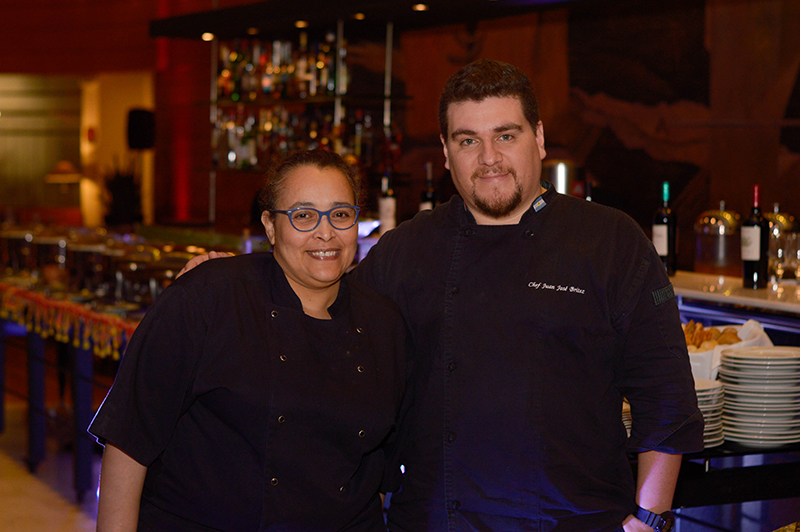 Khaira Mehiyddine, chef marroquí afincada en Buenos Aires junto a Juan José Brítez, chef ejecutivo del Hotel Sheraton.