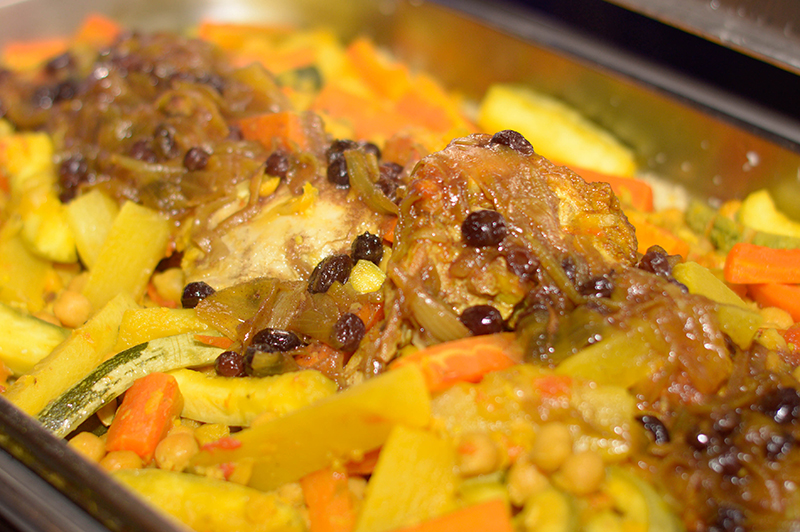 Couscous de pollo, que lleva variedad de verduras , garbanzos y pasas de uva.