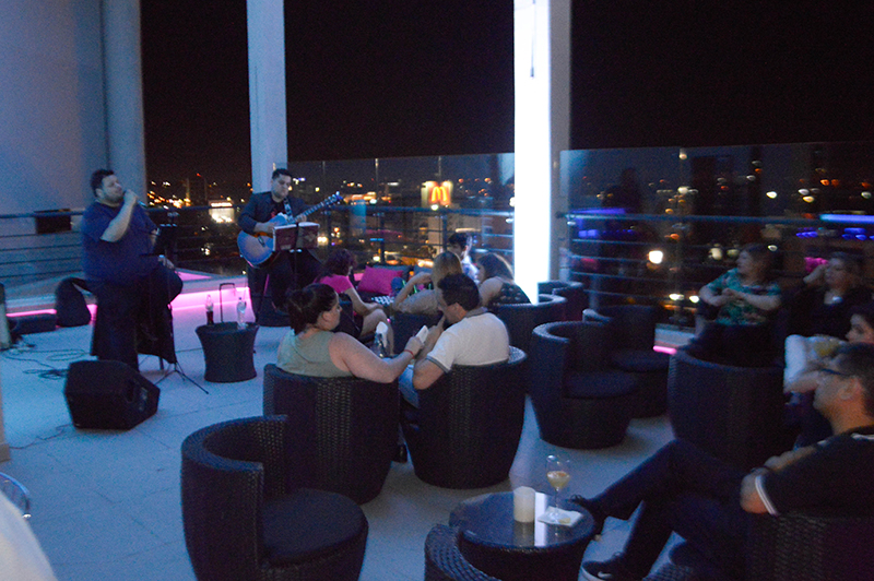 Héctor Candia durante el show que brindó en la terraza del Hotel Aloft. Un lugar para disfrutar una buena vista, comida, bebida y también espectáculos.
