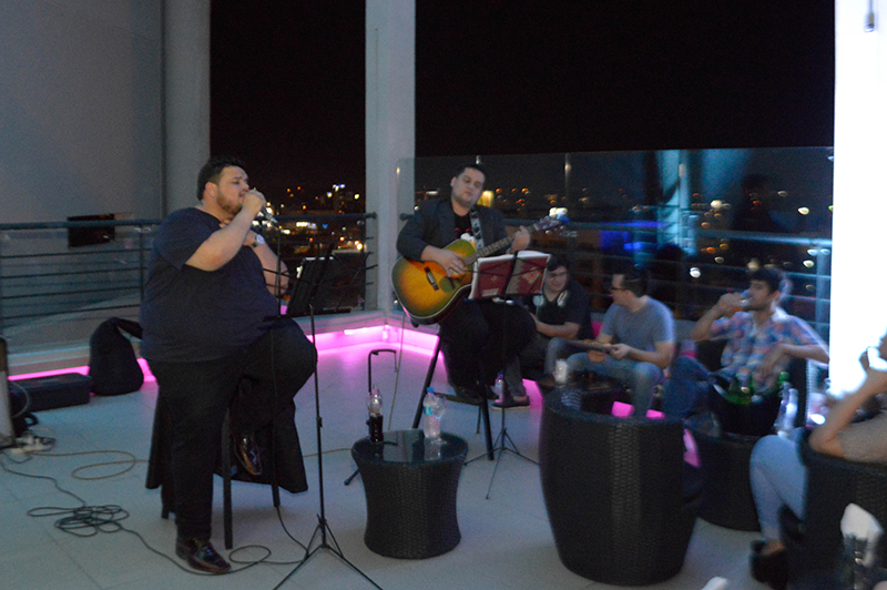 El cantante Héctor Candia vuelve a los conciertos en vivo en la terraza del Aloft. Este jueves de nuevo ofrecerá su variado repertorio musical.