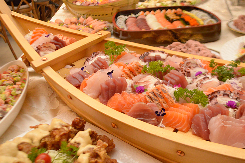 En el primer plano, una variedad de sashimis, de atún y salmón. Más allá nigiris y sushis. Había también muchos mariscos apanados y ensaladas diversas. 