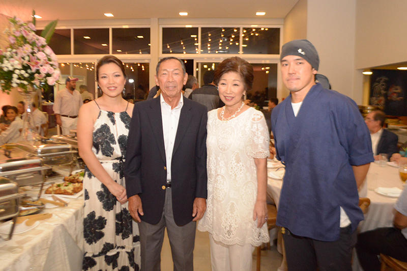 En el medio Hiroo Oda y su señora, los fundadores del restaurante Hiroshima. A su derecha, Yumiko Oda, gerente del local y a la izquierda, Ahikido Oda, chef ejecutivo.