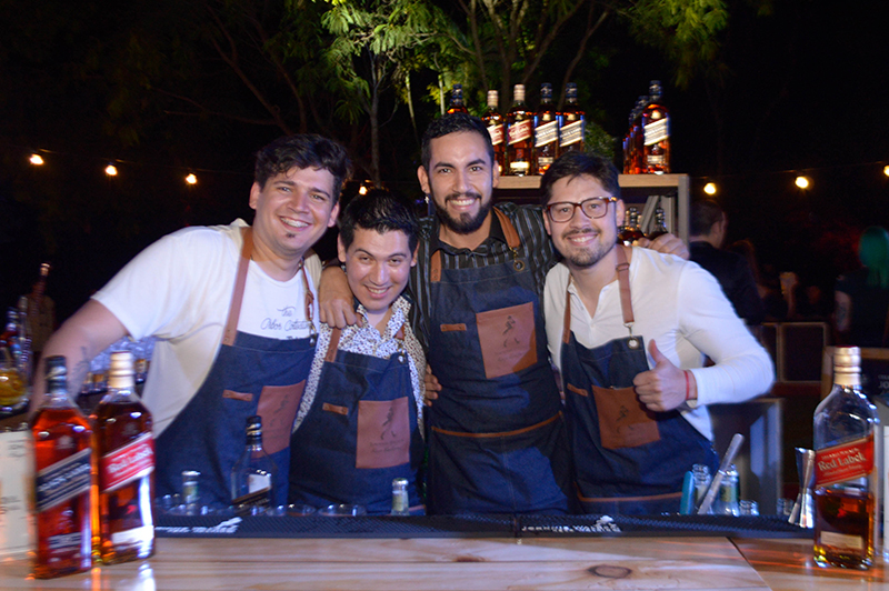 De izquierda a derecha: Giovanni Beron, uruguayo, Ever Portillo, César Ocampos, paraguayos y Adrián Guedes, uruguayo. Los bartenders que tuvieron a cargo la preparación de los tragos.