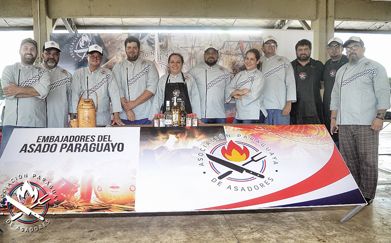 Representantes de la Asociación Paraguaya de Asadores durante una reunión donde informaron del viaje que realizan a la Argentina.
