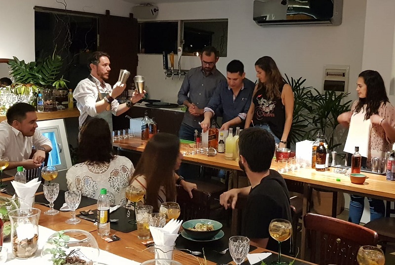 Alvaro Pereira, cocktail ambassador de Johnnie Walker, enseñando el uso de las cocteleras en un taller reallizado en Kitchen Lab. 