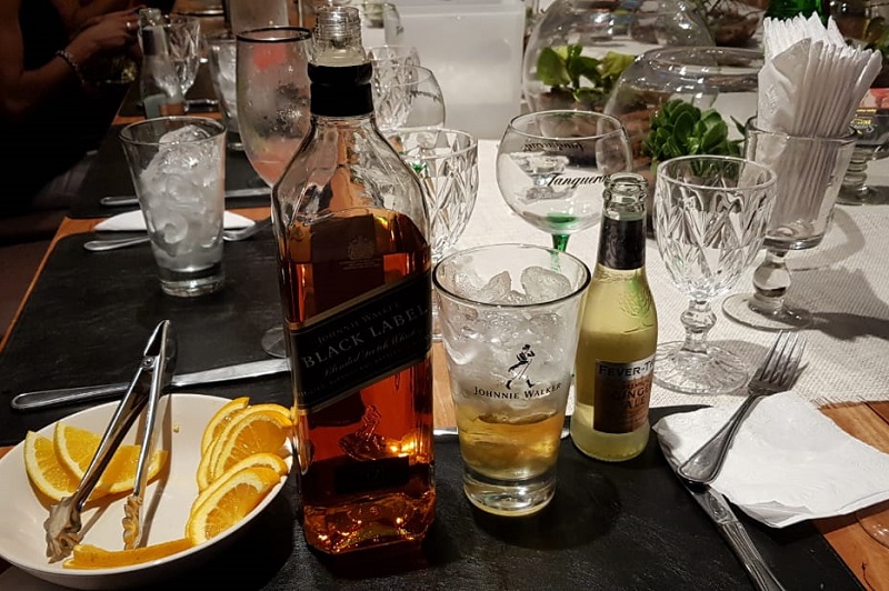 El Hihgball de Johnnie Walker. El vaso característico, abundante hielo, 1/5 de whisky y 4/5 partes de ginger ale. Aromatizado con rodaja de naranja.