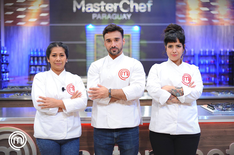 Nancy, Fernando y Vero luciendo sus chaquetas de cocineros y clasificados para disputar la final de MasterChef Paraguay, segunda temporada.
