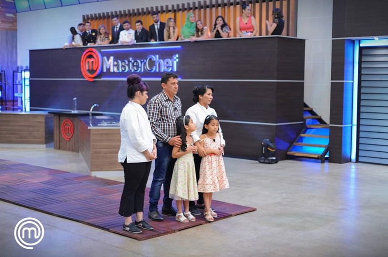 Las dos finalistas de MasterChef Paraguay, junto a la familia de Nancy.