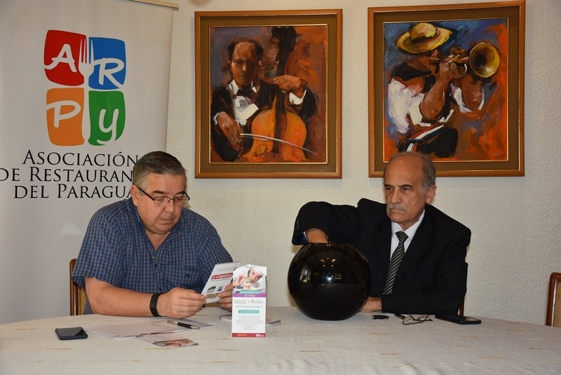 Néstor Filártiga, titular de la ARPY y el escribano Jorge Doldán Pérez procediendo al sorteo de la Semana de la Gastronomía.