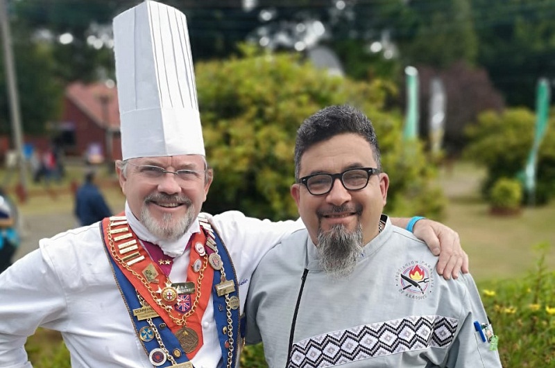 Leyzman Salin, derecha, junto a Jeremy Foeler, presidente de la World BBQ Association, durante el evento en Valdivia. 