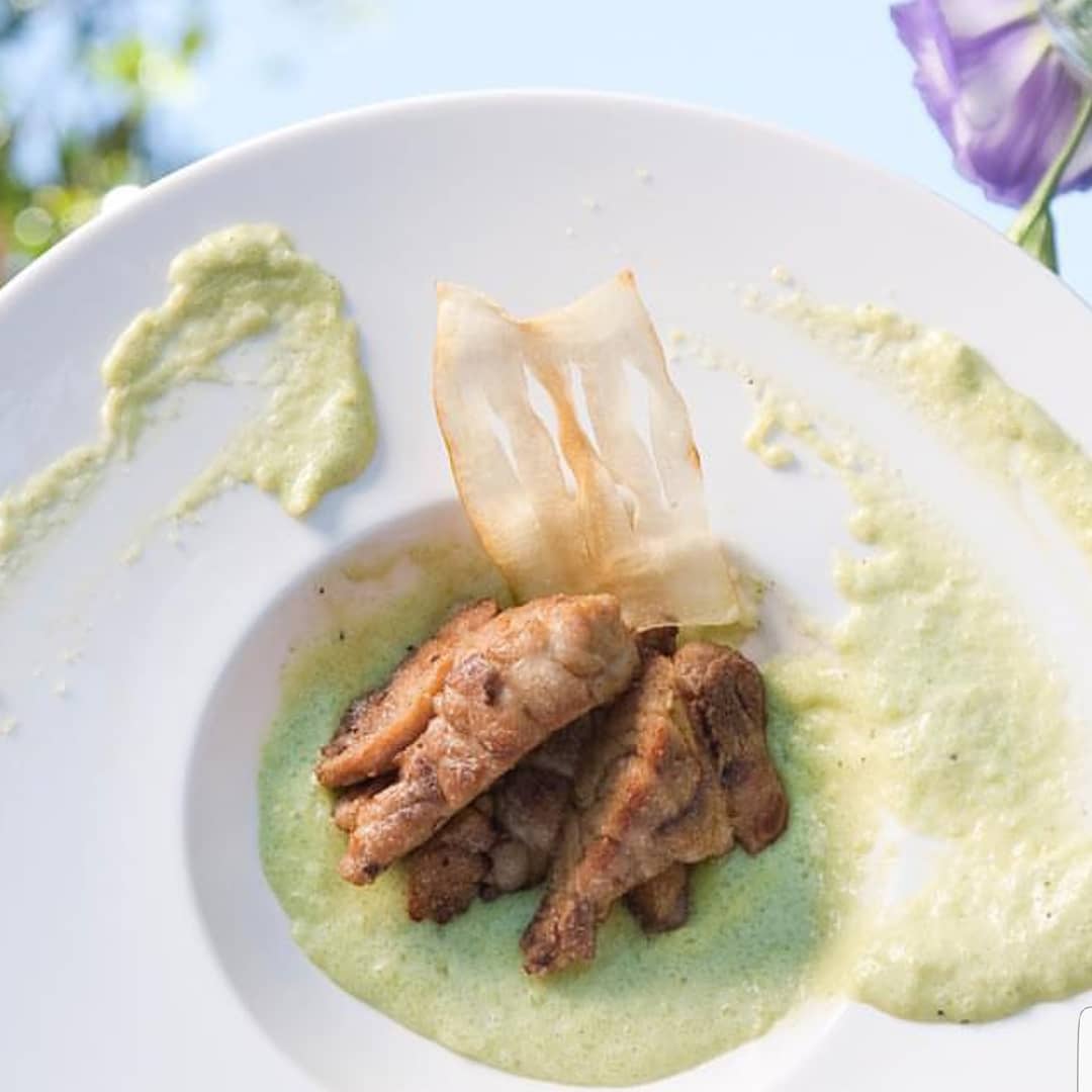 Mollejas con puré de mandioca verde, que fue coloreado y saborizado con hojas de cebollitas de verdeo y chip de mandioca. Esta foto fue posteada por Angenscheidt en Instagram como muestra de la cocina honesta que predica.