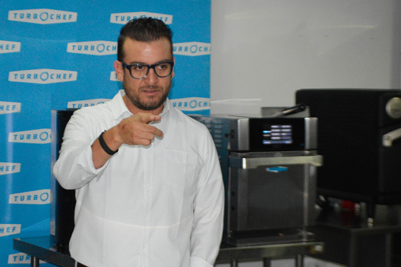 Antonio León vino al país para capacitar al personal de venta y servicio técnico de NGO, para asesorar a profesionales de la cocina y a las empresas.