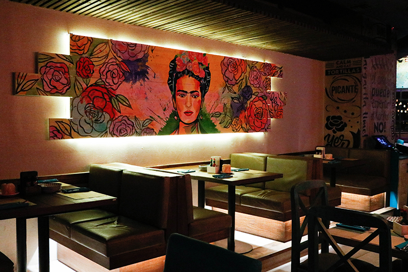 Esta imagen de Frida Khalo, la pintora mexicana, se extiende en uno de los laterales del salón y justifica el nombre que dieron al restaurante. 