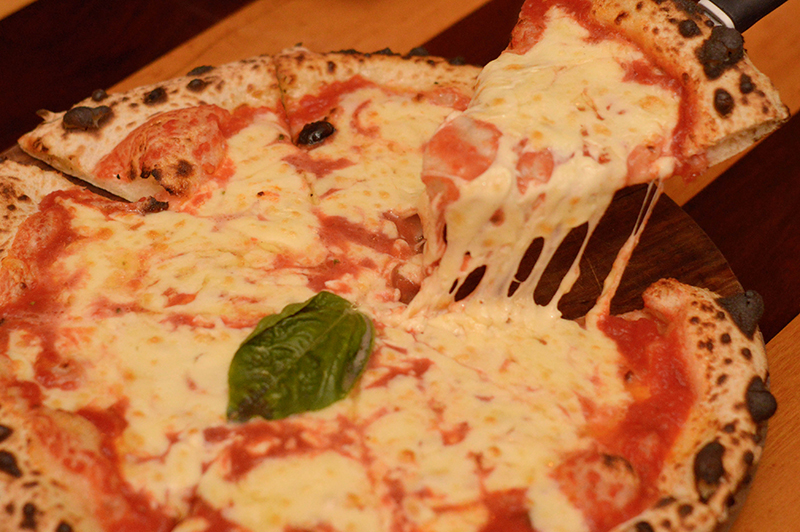 La famosa pizza Margarita, la variedad más pedida en Pulcinella. Una muestra de la típica pizza napolitana.