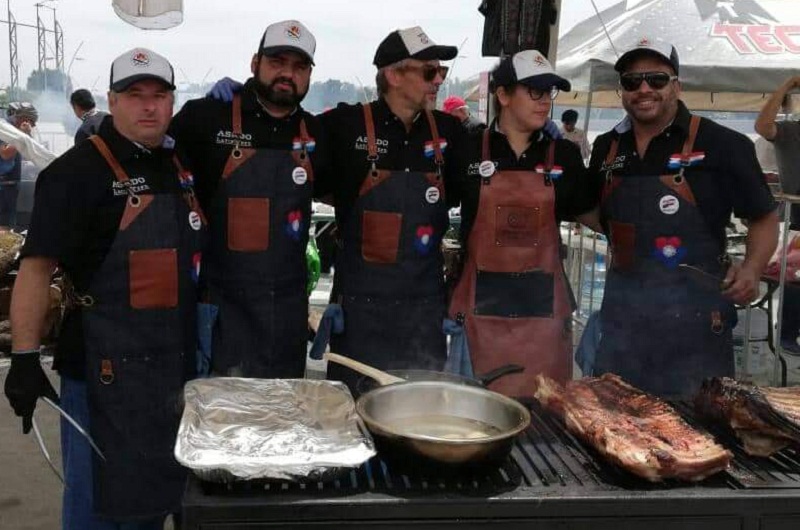 El equipo paraguayo que ganó la competencia de mejor asado. Aparecen Reinaldo Ozuna, Eduardo Franco, Peta Ruger, Sindy Crimi y Negro Riveros.