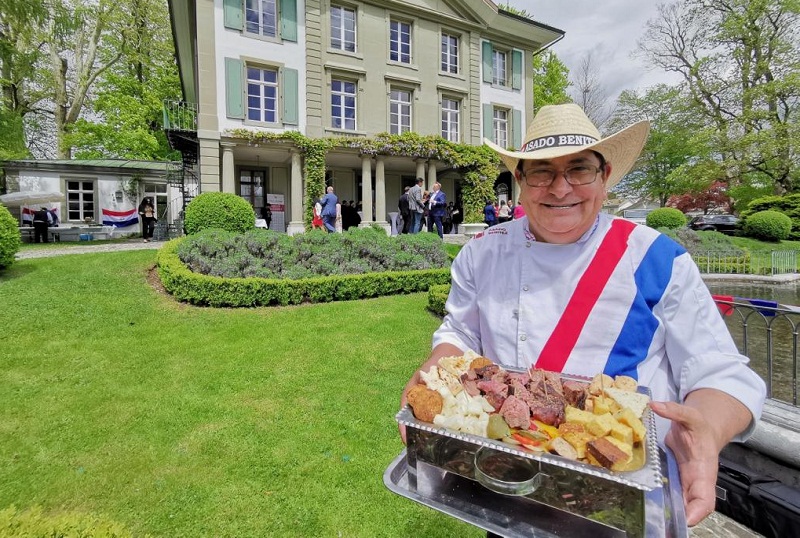 Don Benjamin, con su tradicional parrillita, posando frente a la embajada paraguaya en Suiza.