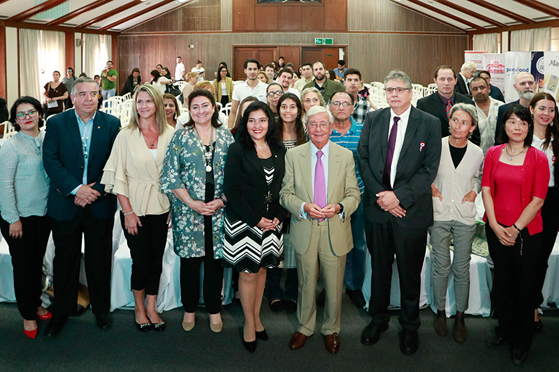 Rafael Ansón, en el medio, junto a la ministra de SENATUR, junto a los asistentes a la conferencia que se realizó ayer en el Centro Paraguayo Japonés.