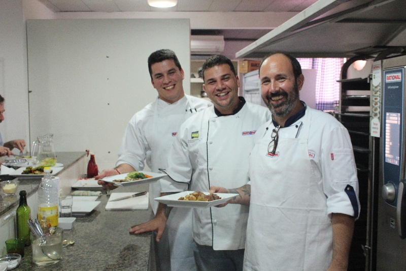 Ezequiel Pardo Argerich, chef corporativo de Rational, junto a los junto a Nicolás Avelino y Adrián Brusquetti, chefs corporativos de NGO.