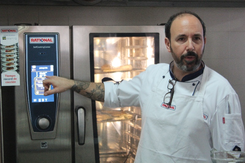 Ezequiel Pardo Argerich, chef argentino mostrando las bondades del horno inteligente Rational.