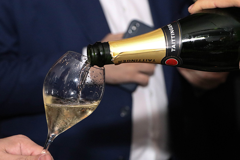 Taittinger, una de las marcas más conocidas de champagne en el mundo. Representada aquí hace décadas por Monalisa.
