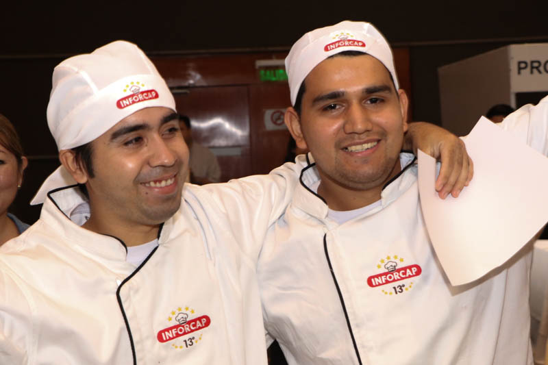 Adalberto y Pablo Morales, los hermanos que ganaron el primer premio. Representaron a una empresa de Ñemby.