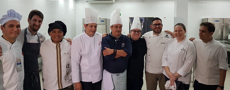 Foto de los chefs participantes. Los últimos de la derecha son Giovanni Sopcseyszen, Argentina; Fabi Barao, Brasil y Derlis Bogado, Paraguay.