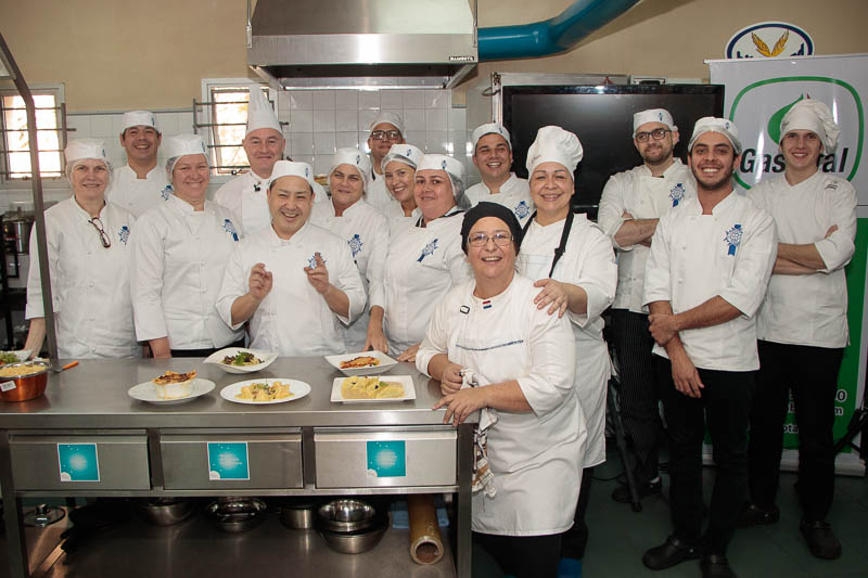 Atrás, con una cofia alta, el chef del Cordon Bleu posa junto a los cocineros que forman parte del curso de diplomado en Cocinas del Mundo,
