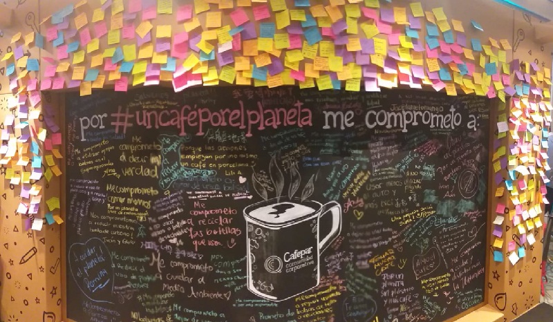 Así quedó el mural de Cafepar donde los consumidores insertaban sus mensajes. Cuando ya no hubo lugar, llenaron de papelitos las paredes y pilares de cartón.