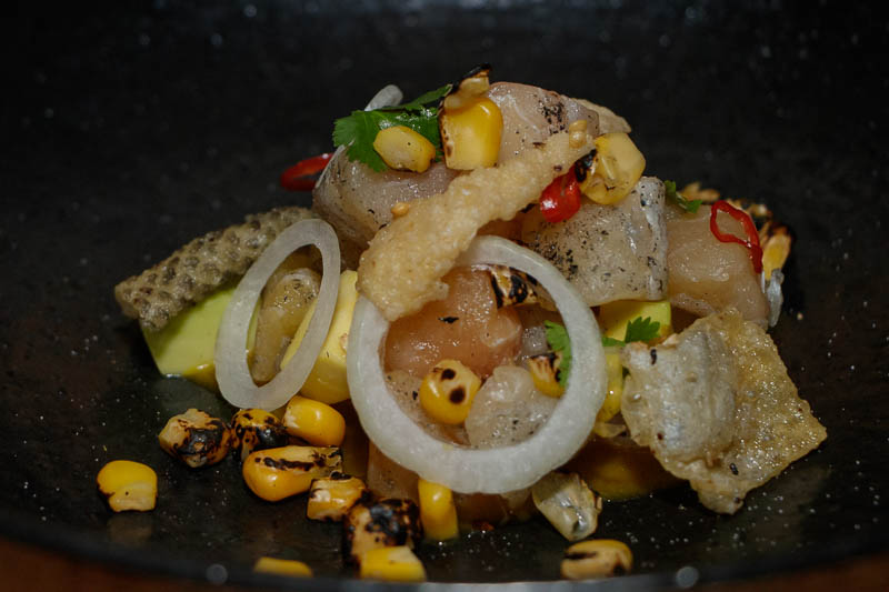 Ceviche KIIRO, hecho a base de pescado blanco al carbón, salsa de ají amarillo, aguacate y maíz al wok.