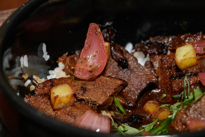 Gyudon andino. Costillar de res en su jugo, arroz pachamanquero y camote crocante.