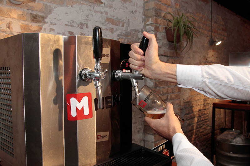 Un primer plano de las choperas Memo, que tiene dos canillas. Puede despachar cervezas de distintas marcas o la misma marca en ambas canillas.