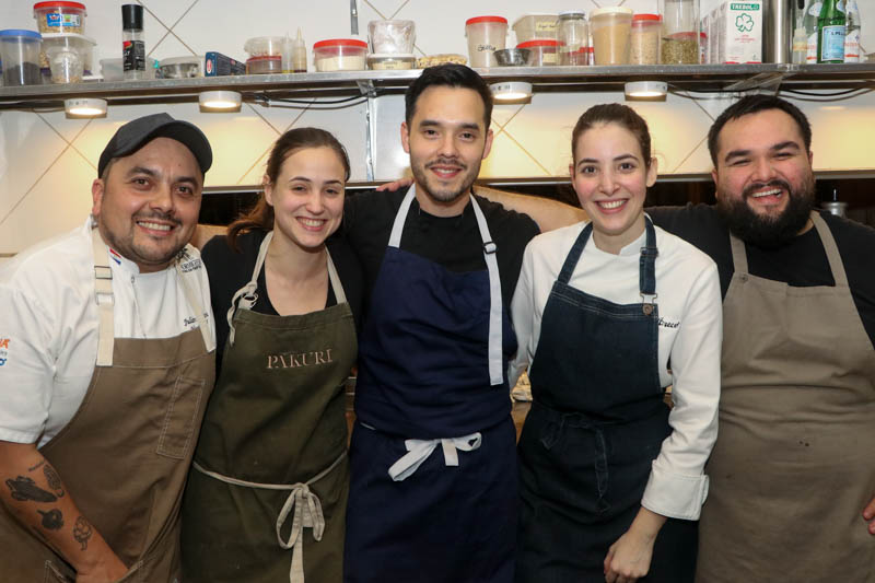De izquierda a derecha, Julián Endara, Sofi Pfannl, Hugo Caballero, Lari Areco y Sergio González, amigos dentro y fuera de la cocina.