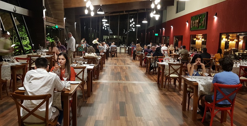 El nuevo salón del Hotel Alta Gracia de Caacupe. Tiene capacidad para unas 150 personas. El restaurante del lugar tiene un concurrido buffet dominical que ahora incorpora una gran parrilla.