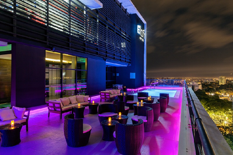 La terraza del Aloft Asunción Hotel lista para recibir a la primavera con el fondo de la excepcional vista de Asunción,