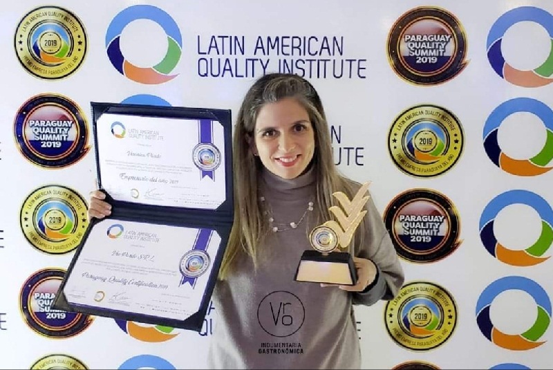 Verónica Pardo exhibiendo la última distinción recibida por su trabajo profesional. Esta vez del Latin American Quality Institute como empresaria del año 2019.