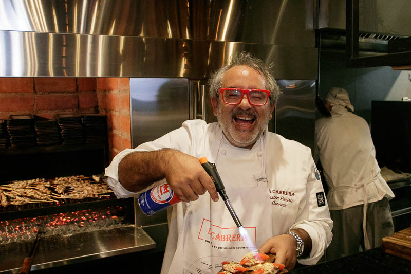 Gastón Riveira, el chef creador de La Cabrera durante la inauguración de su nuevo local ubicado en el Shopping del Sol.