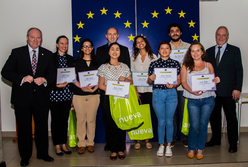 Foto de los ganadores del original concurso de gastronomía virtual organizado por la Unión Europa.